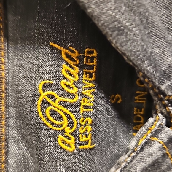 Men's A Road Less Traveled Gray Denim Shirt W Black Pearl Snaps Small - Picture 2 of 4